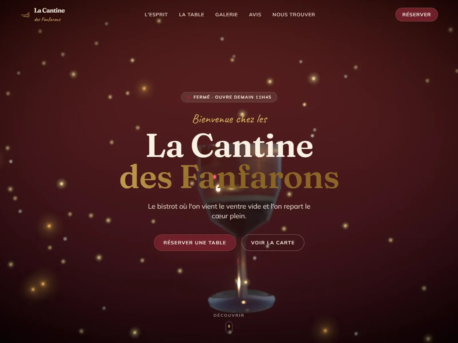 Concept La Cantine des Fanfarons — hero festif au verre de vin sur fond bordeaux