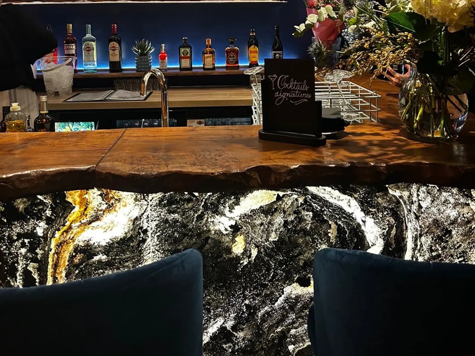Comptoir et bar à tapas de Felicia Deauville, ambiance chaleureuse et tamisée