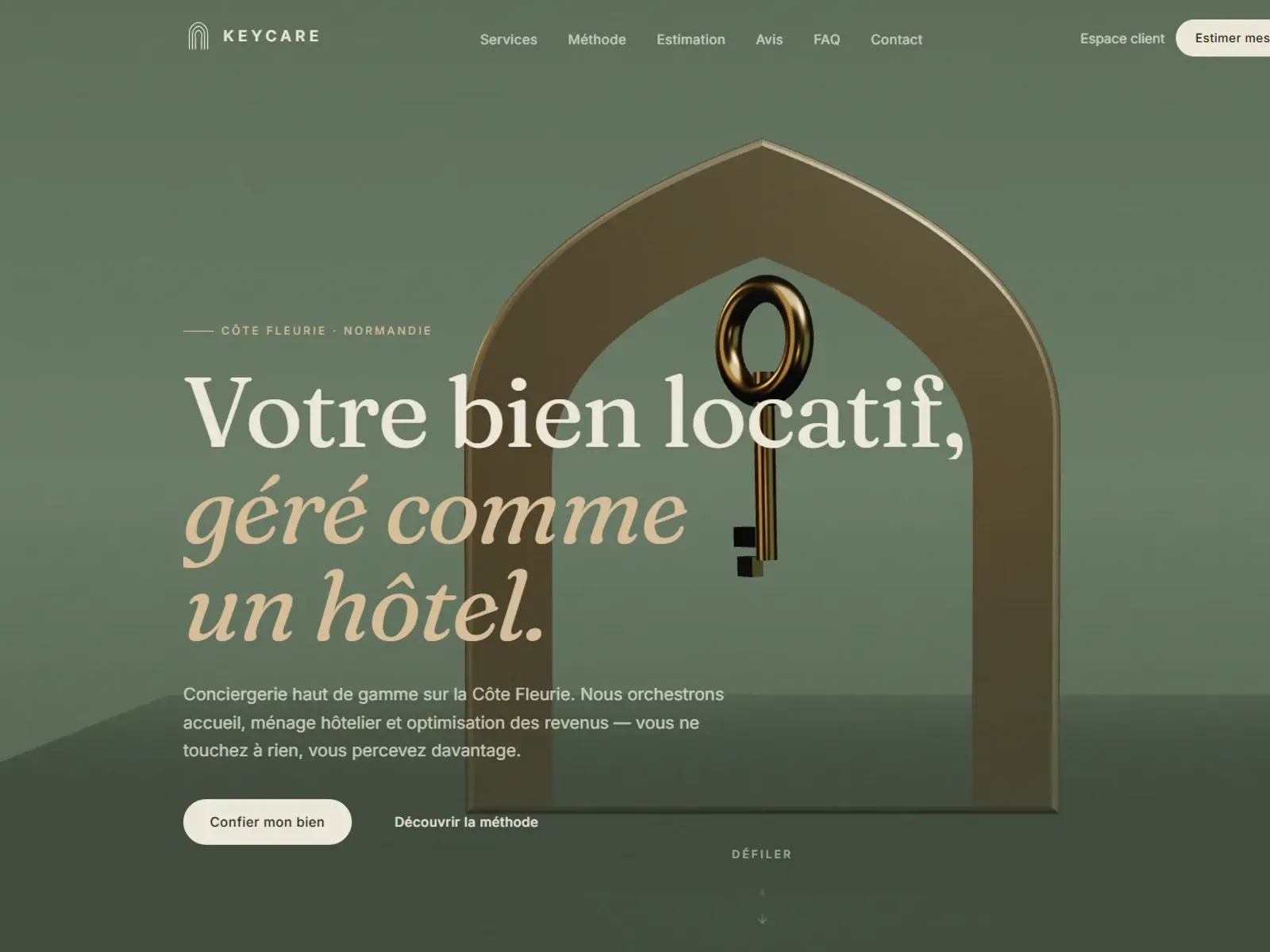 Concept KeyCare — hero « Votre bien locatif, géré comme un hôtel », clé en laiton sous une arche 3D