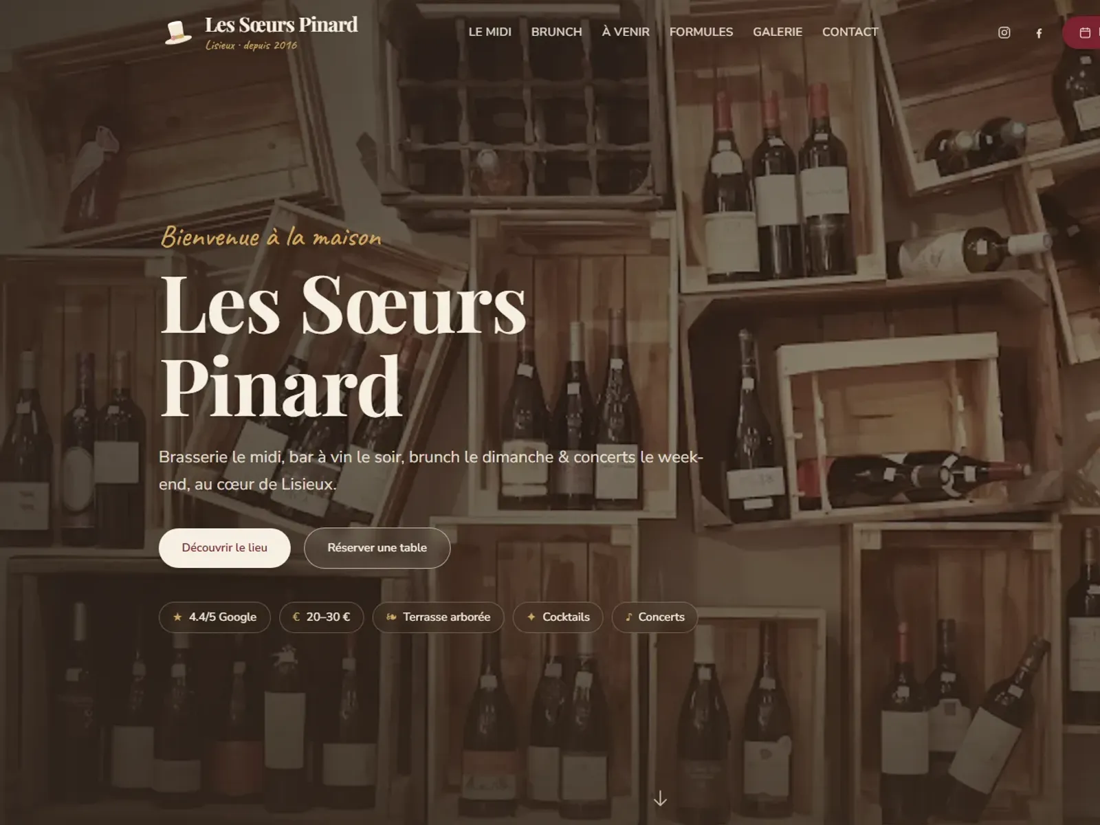 Site des Sœurs Pinard à Lisieux — hero sur un mur de caisses de vin